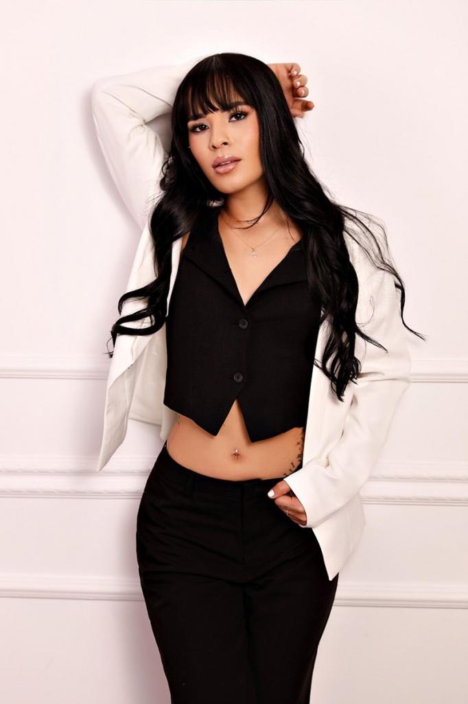 605768826: Chica busca chico en Ibiza