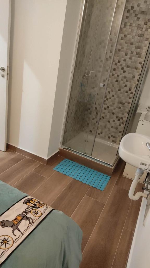 664446999: Chica busca chico en Madrid