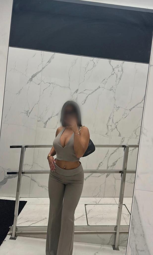 631999055: Chica busca chico en Barcelona