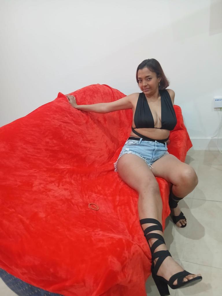 614053387: Chica busca chico en Sevilla