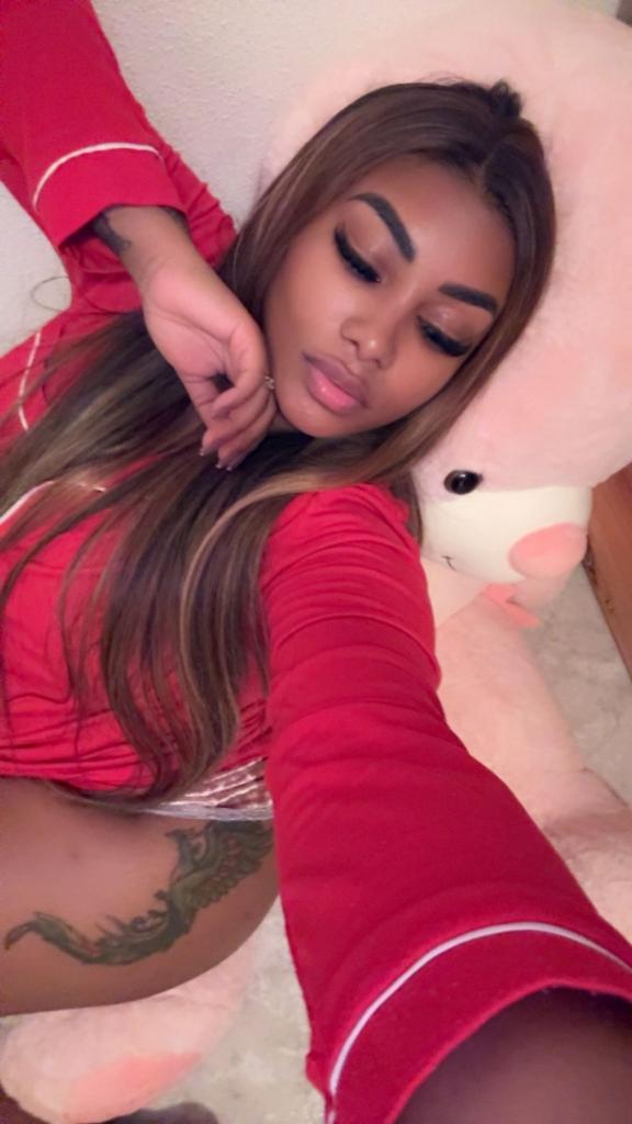 617784481: Chica busca chico en Sevilla