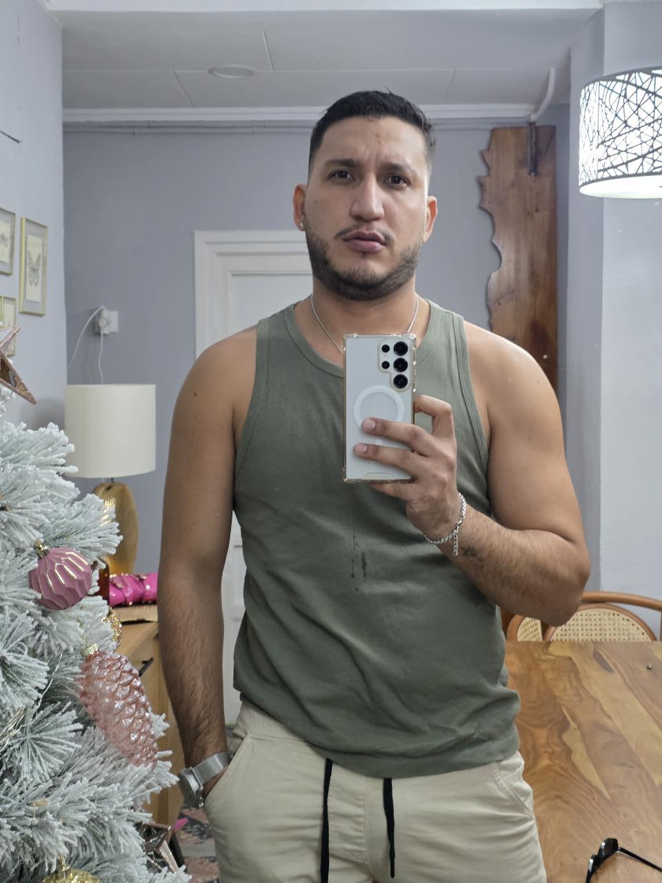 667839646: Chico busca chica en Valencia