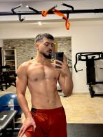 687356495: Chico busca chica en Barcelona