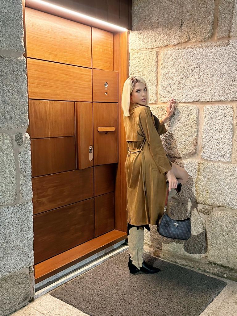 657128868: Transexual en León