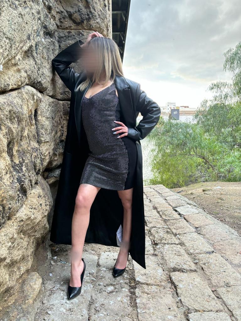 670807563: Chica busca chico en Sevilla