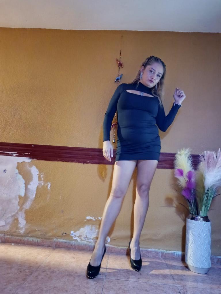 695373415: Chica busca chico en Barcelona