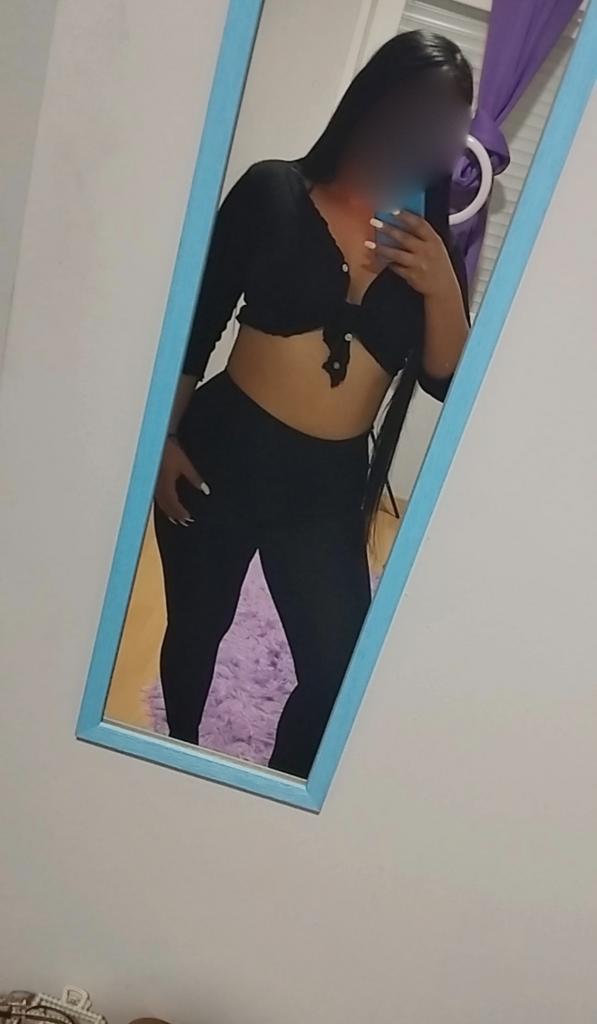 667609165: Chica busca chico en Sevilla