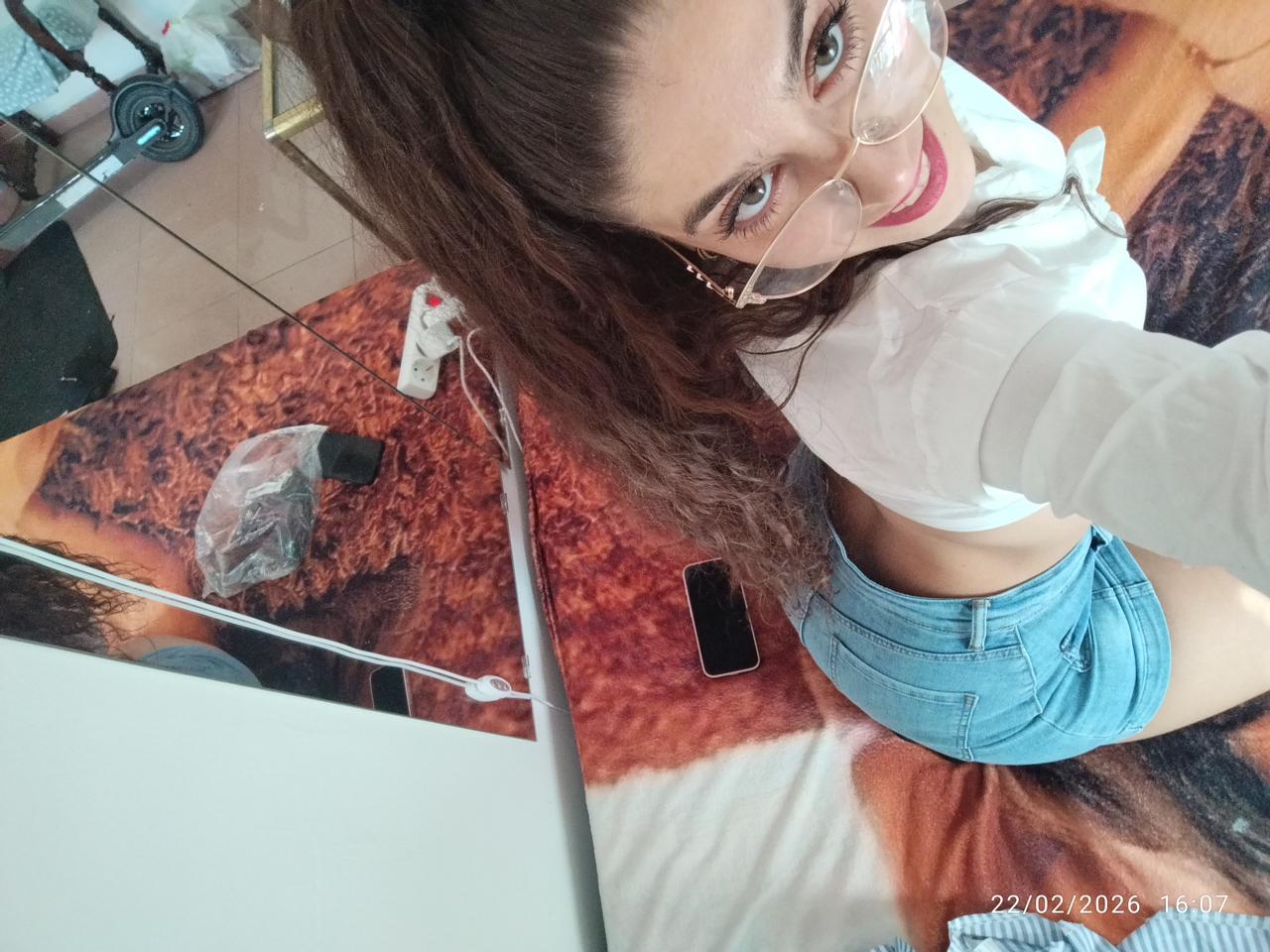 647066228: Chica busca chico en Sevilla