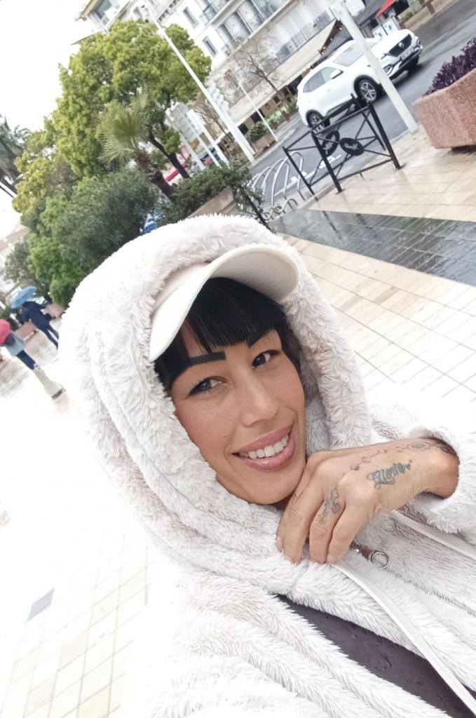 663811939: Chica busca chico en Barcelona