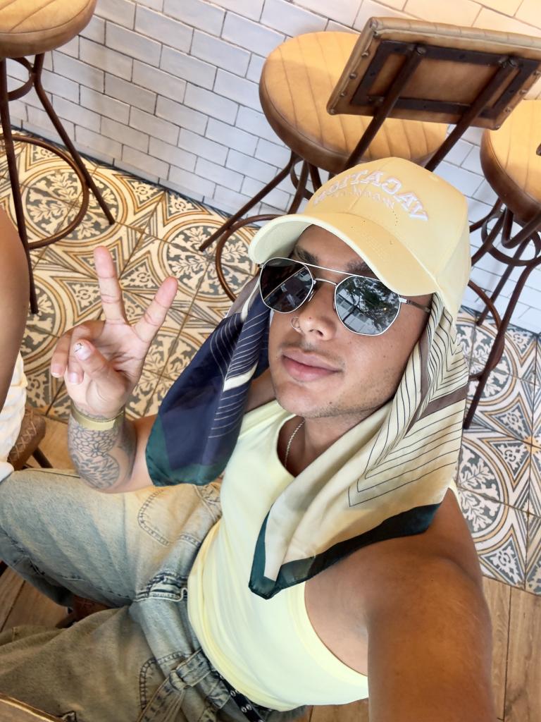 Chico busca chica en Sevilla: 