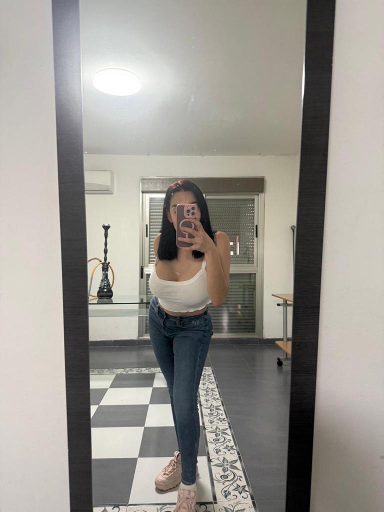 676915618: Chica busca chico en Granada