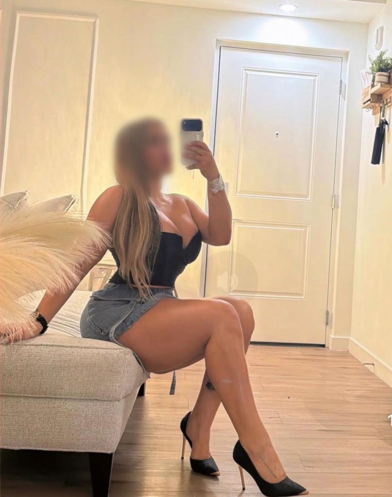 695956143: Chica busca chico en Madrid