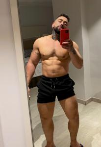 698133722: Chico busca chica en Barcelona