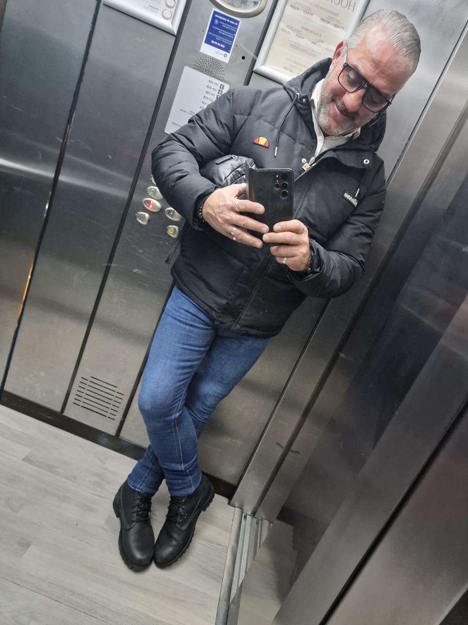 Chico busca chica en Granada: 