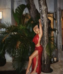 613478459: Chica busca chico en Ibiza