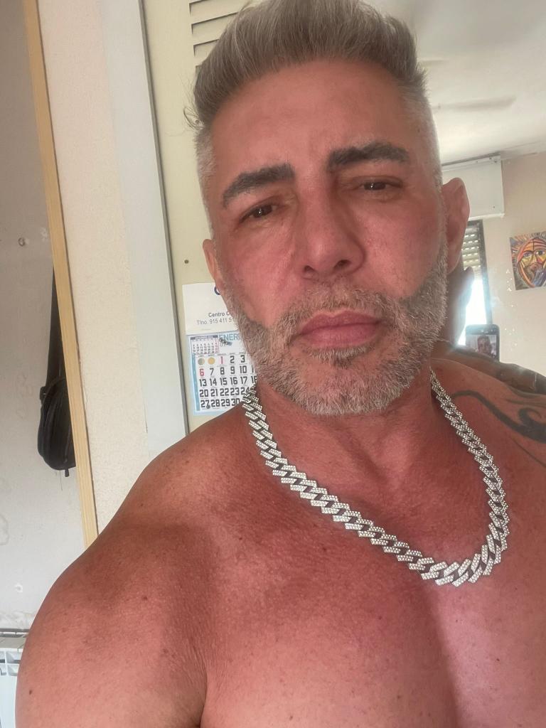 744456349: Chico busca chica en Valencia