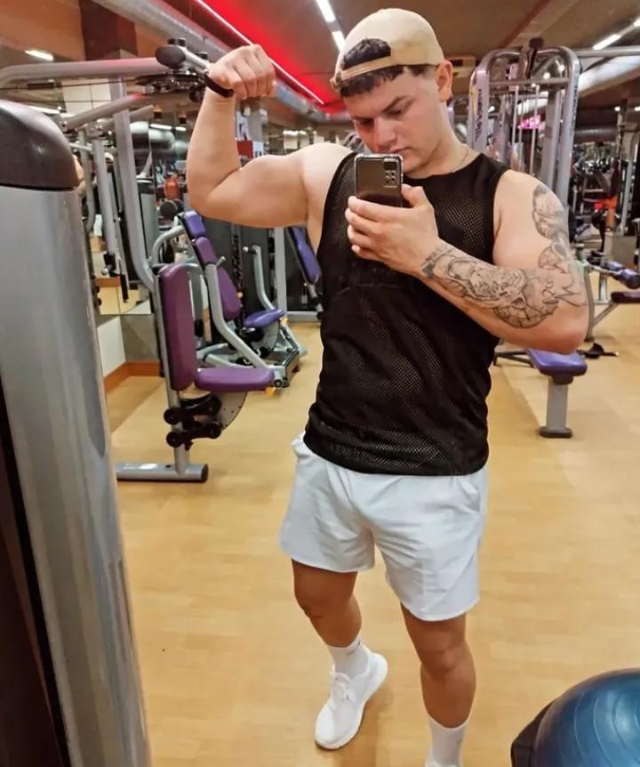 Chico busca chica en Sevilla: 