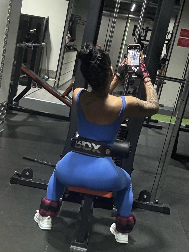 643495110: Chica busca chico en Barcelona