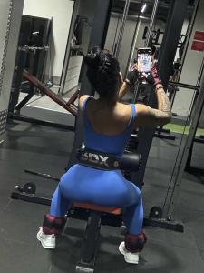 643495110: Chica busca chico en Barcelona