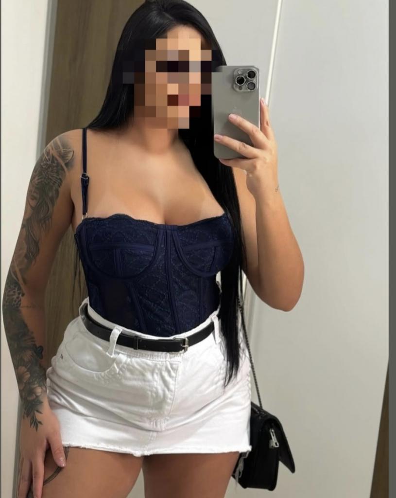 677240475: Chica busca chico en Orense