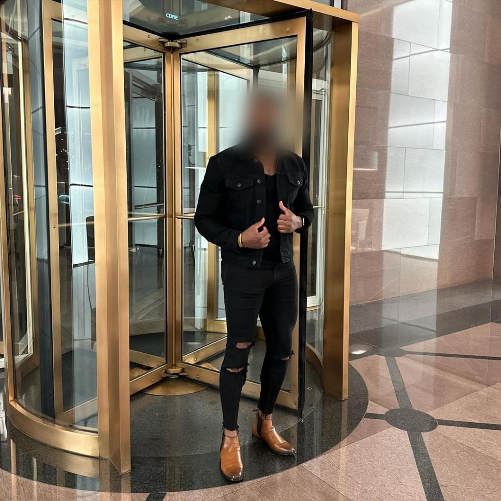 631623408: Chico busca chica en Barcelona