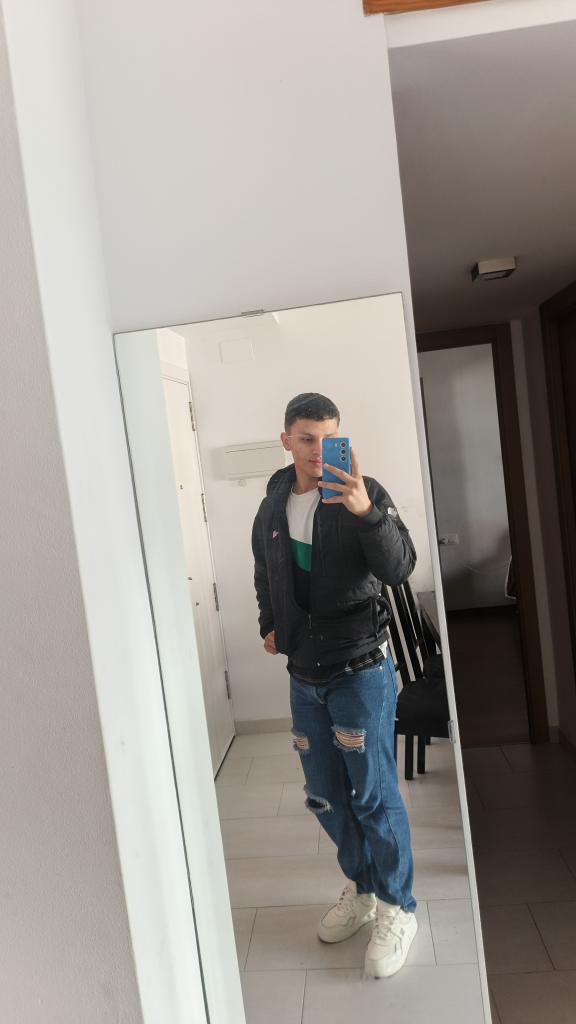 677652473: Chico busca chica en Sevilla