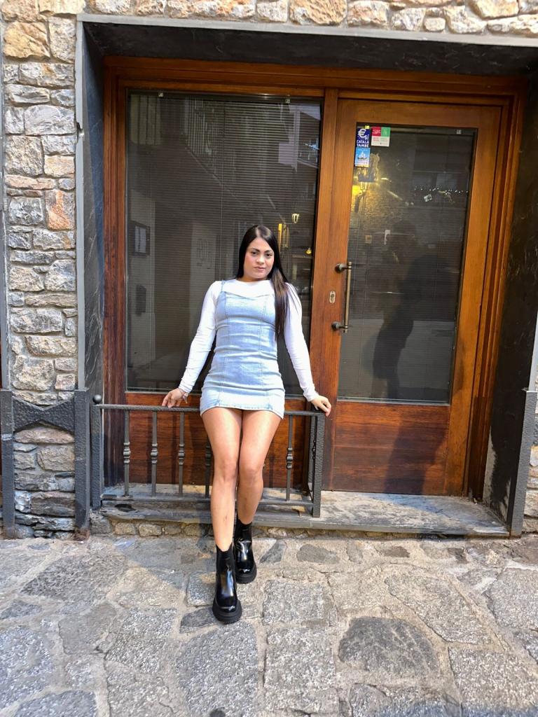 742011225: Chica busca chico en Barcelona