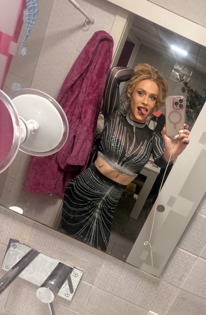 611952128: Transexual en Valencia