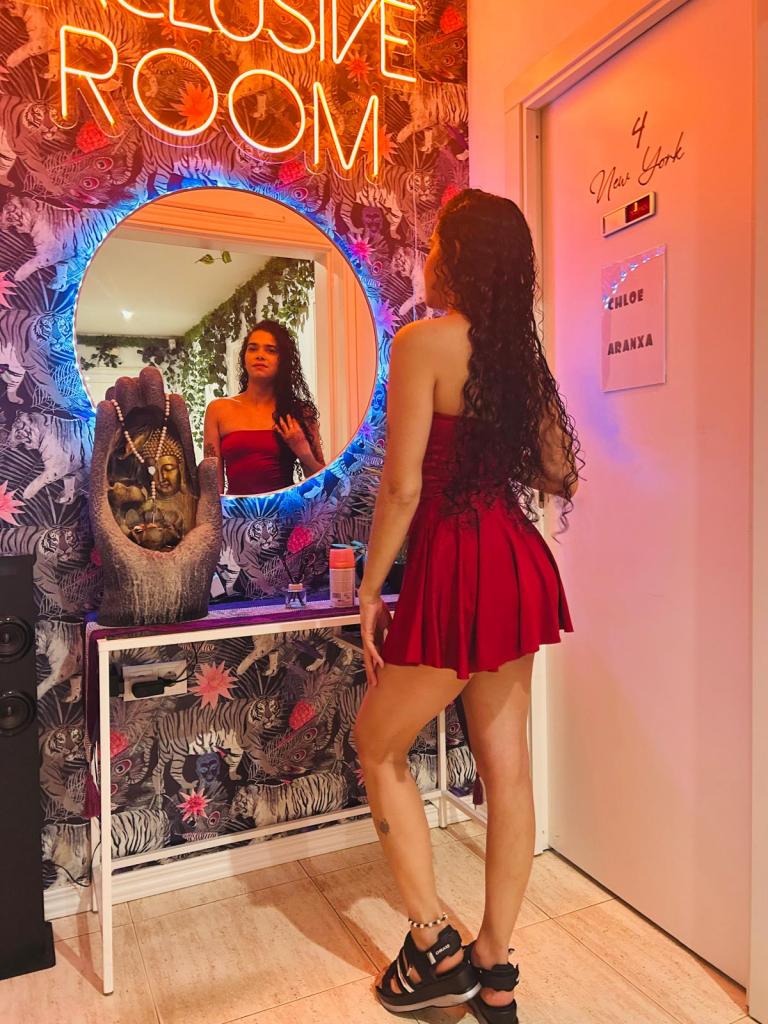 647315397: Chica busca chico en Madrid