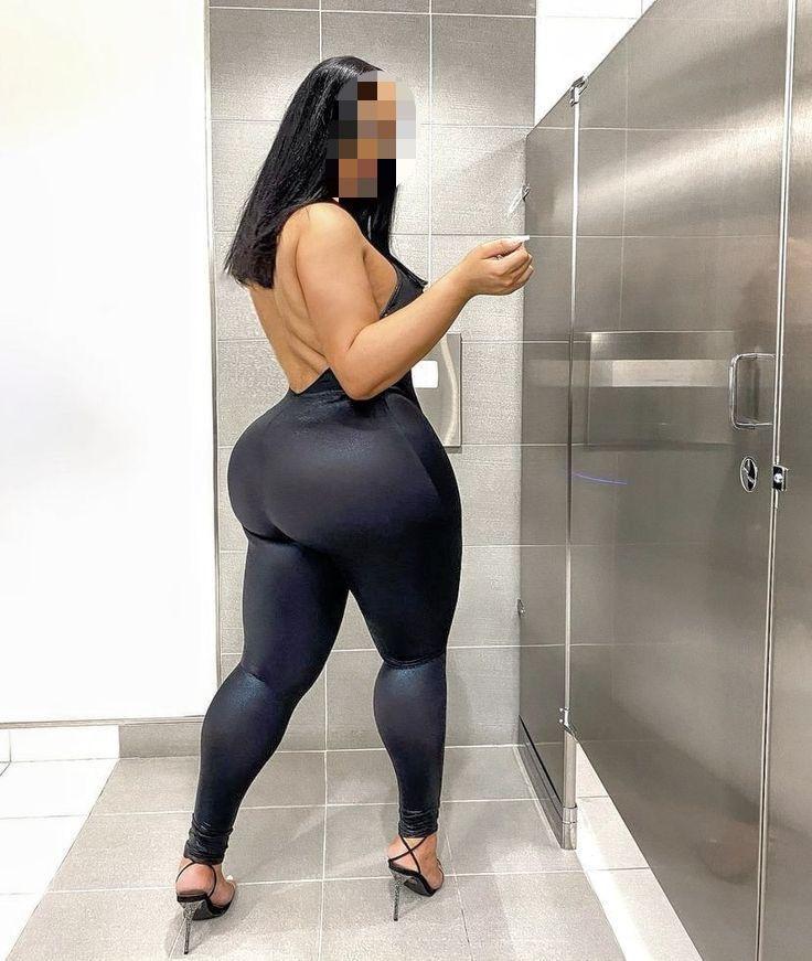 663186087: Chica busca chico en Sevilla