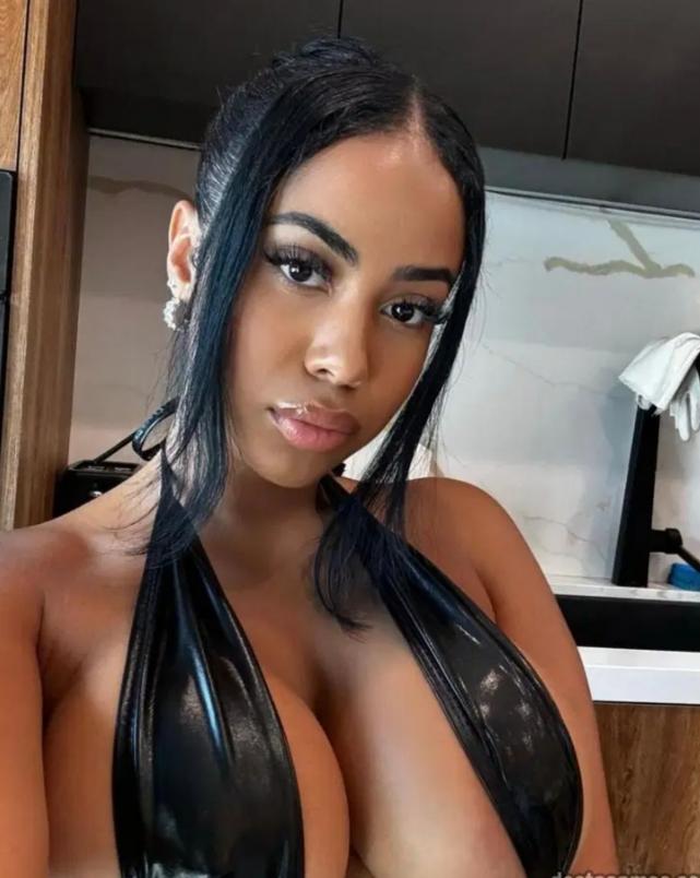 677469041: Chica busca chico en Cádiz