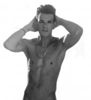 664884572: Chico busca chica en Sevilla