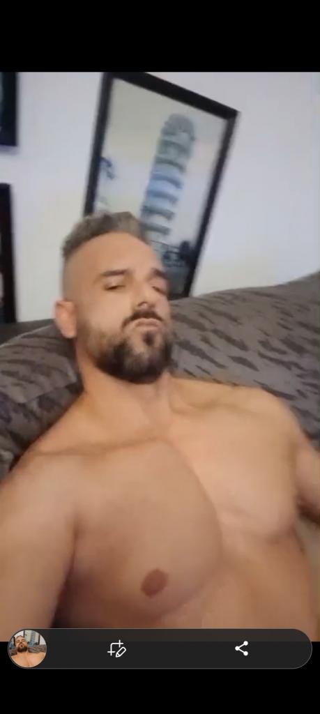 697155343: Chico busca chica en Valencia