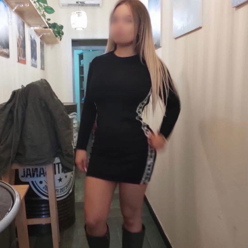 631399277: Chica busca chico en Barcelona