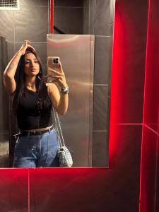 661131294: Chica busca chico en Sevilla