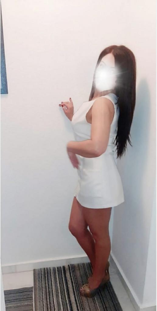 653858883: Chica busca chico en Sevilla