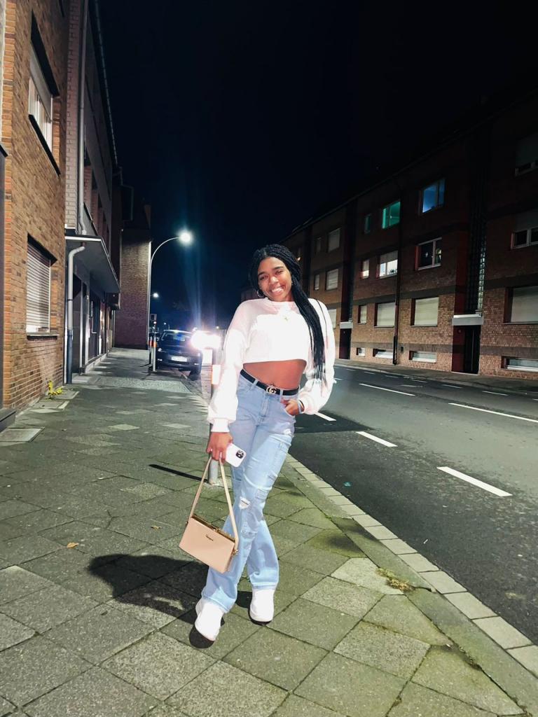 615283925: Chica busca chico en Almería