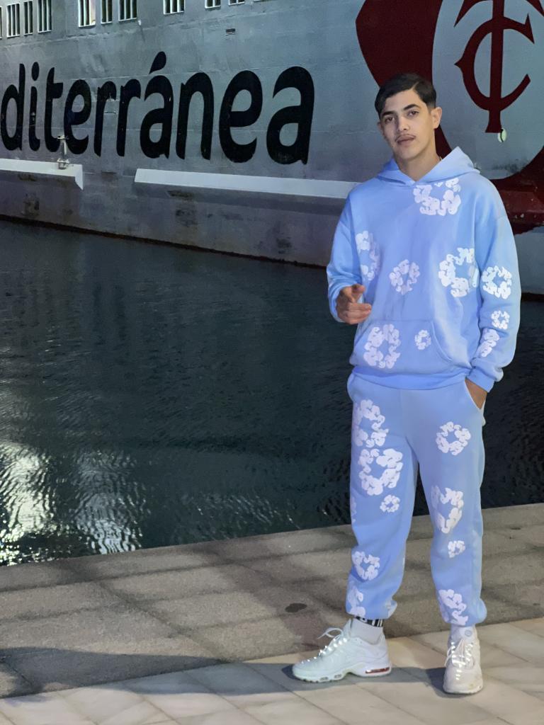 677295437: Chico busca chica en Barcelona