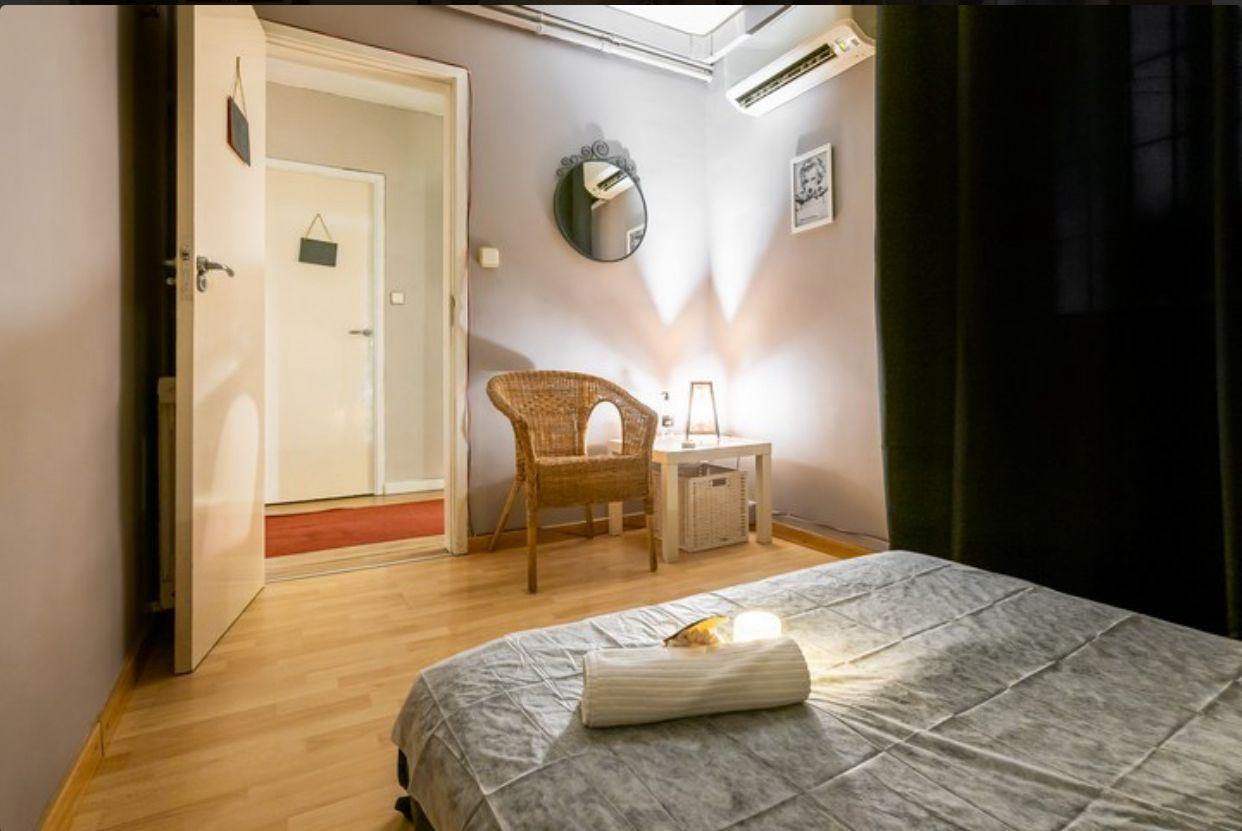 644306835: Chica busca chico en Barcelona